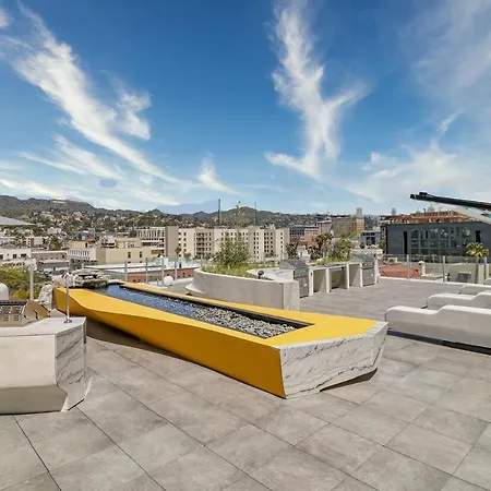Modern Hollywood Walk Of Fame Apts- Free Parking, 360 Rooftop, Pool, Gym- Centrally Located